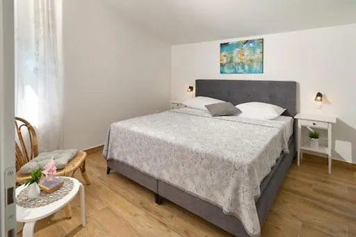 Apartmani Biserka Mandre 0*,